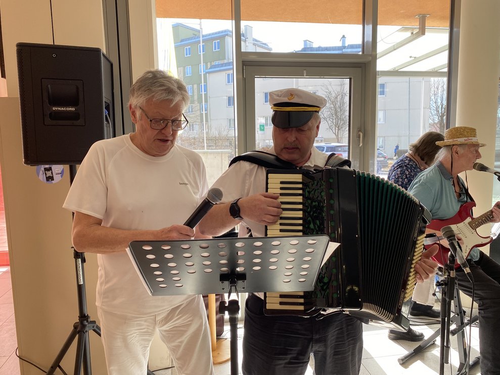 Mit "Seemann" legen unsere ehrenamtlichen Mitarbeiter Erich und Manfred einen großartigen Liveauftritt hin.