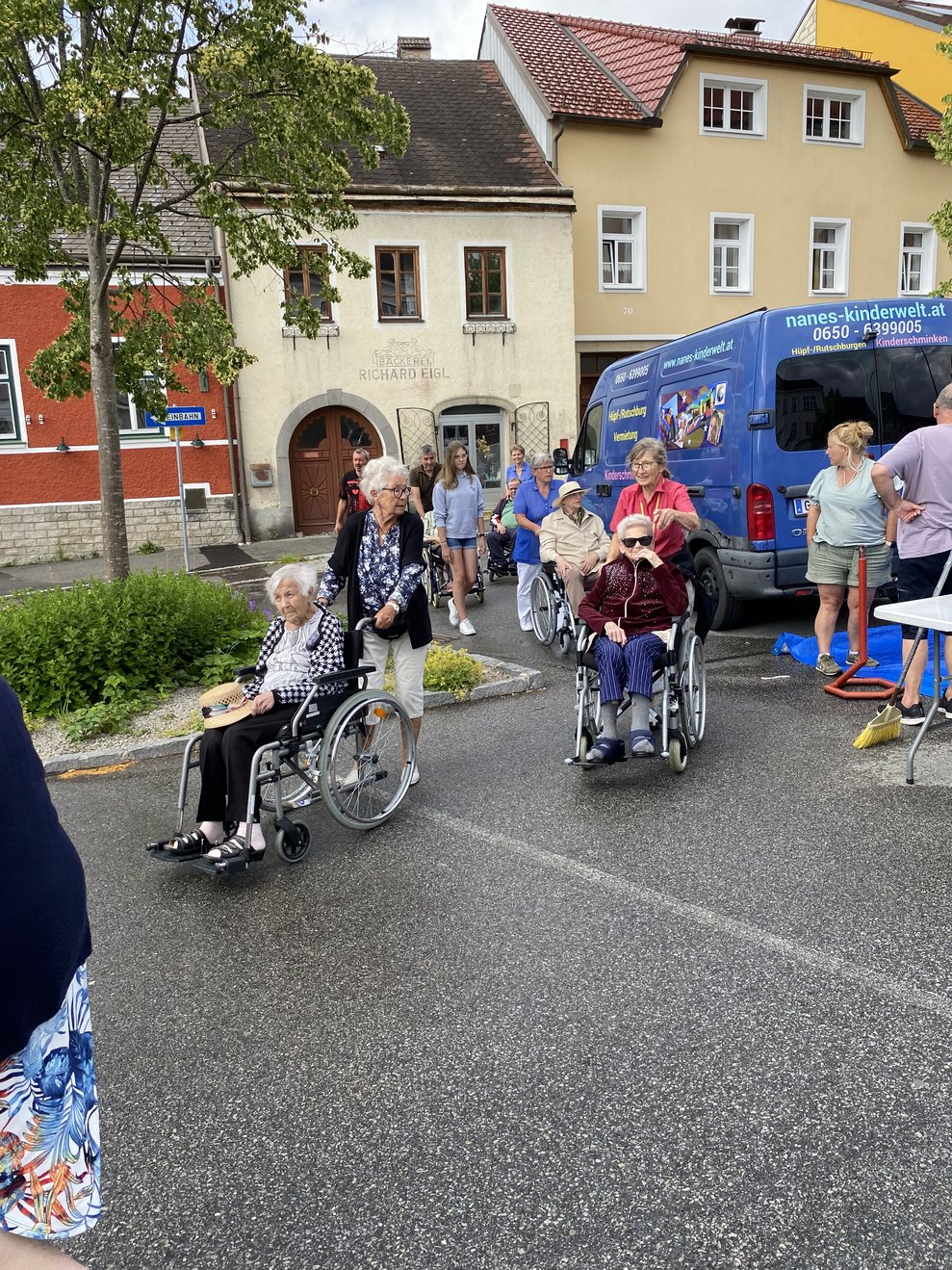 ...am Ausflug zum Straßenfest teilnehmen.