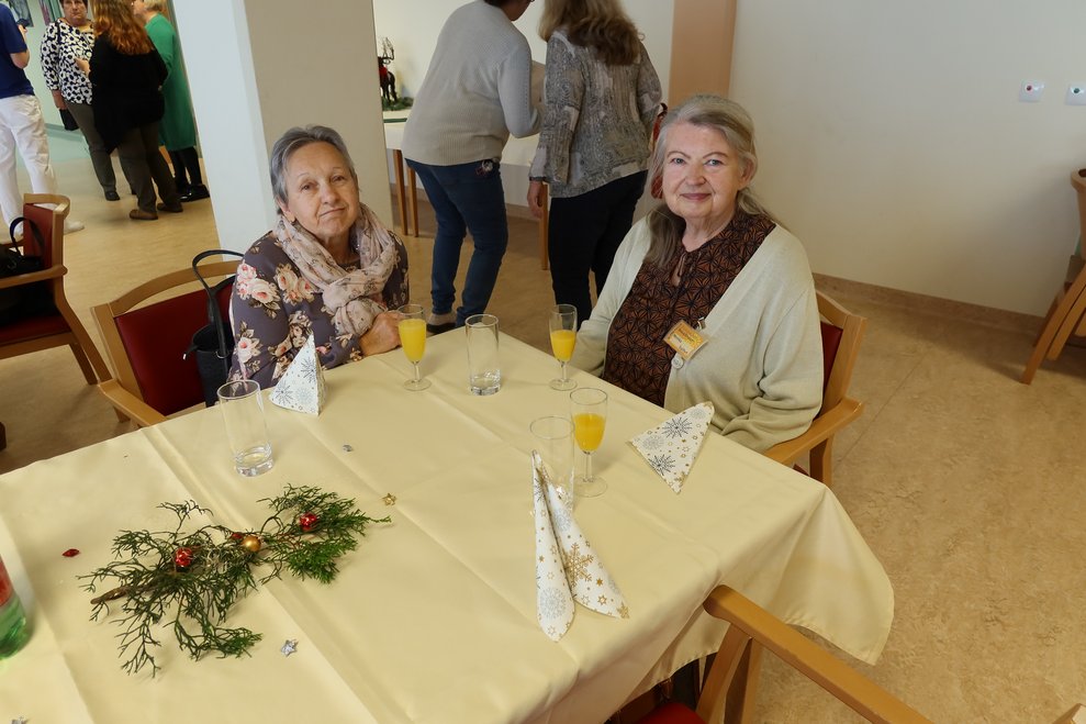 am Tisch mit Sekt