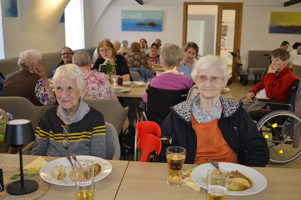 Leute beim Essen
