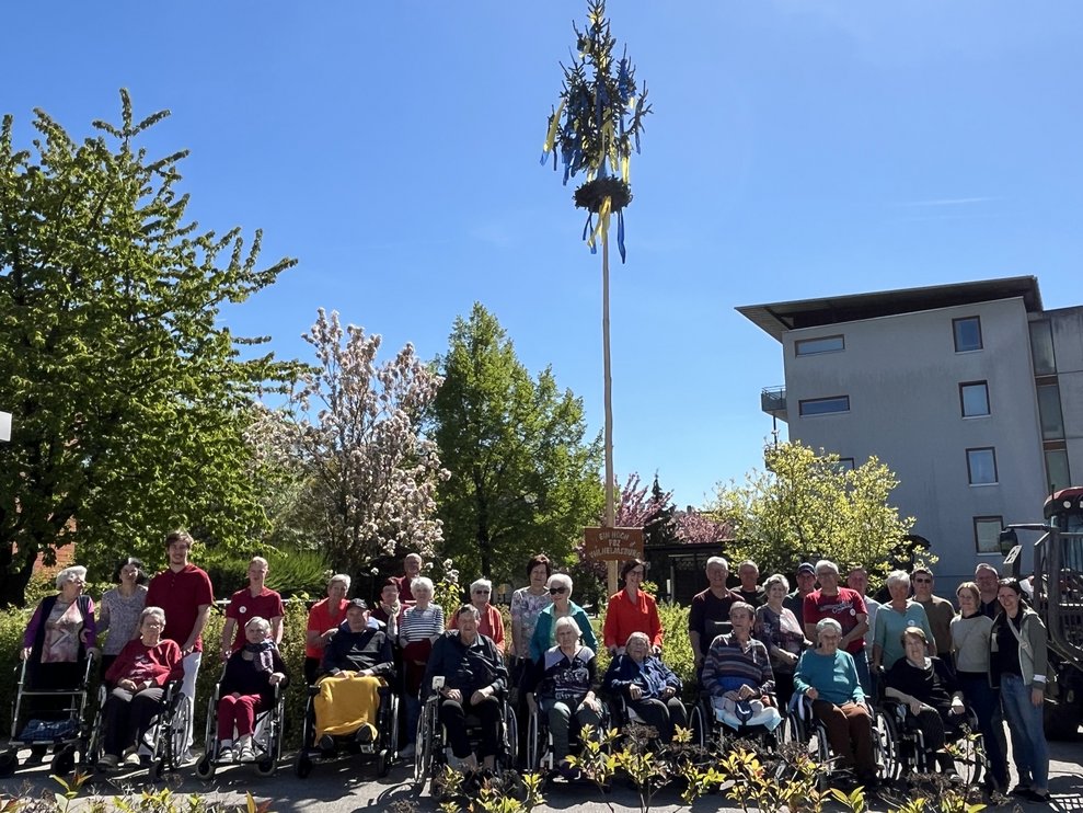 Gruppenfoto vorm Maibaum.