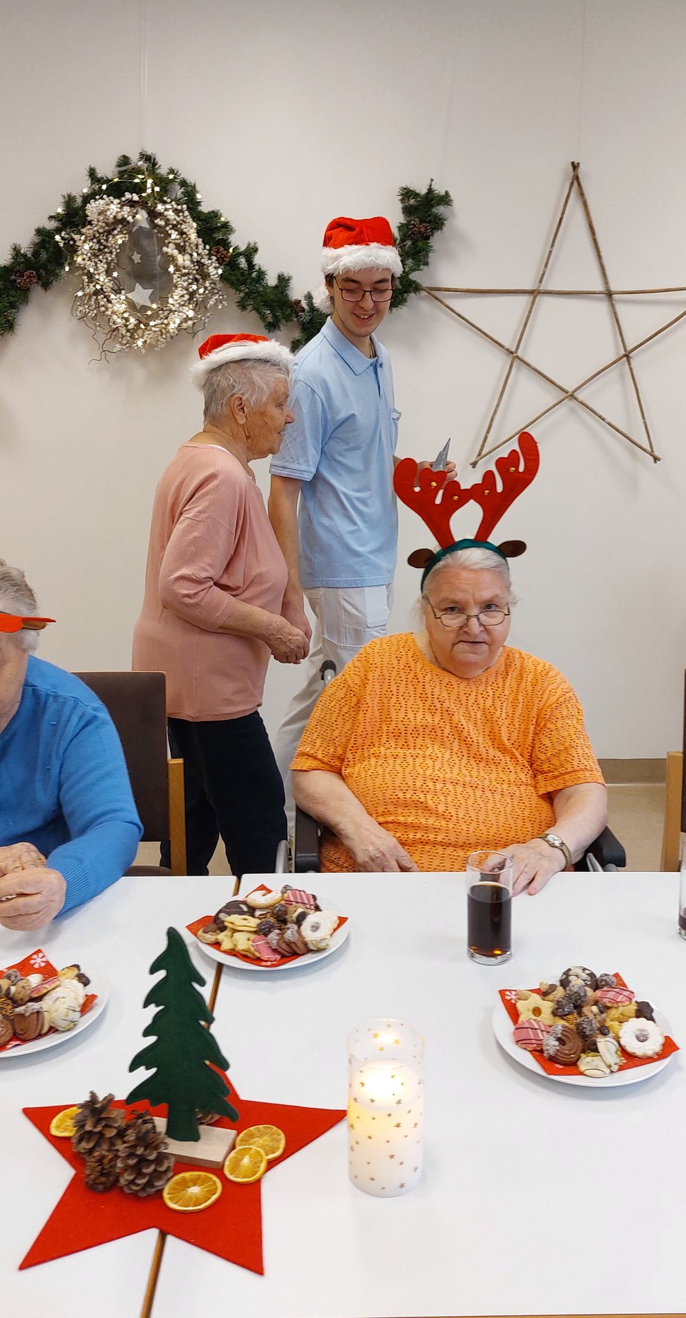 Bewohnerinnen essen Kekse