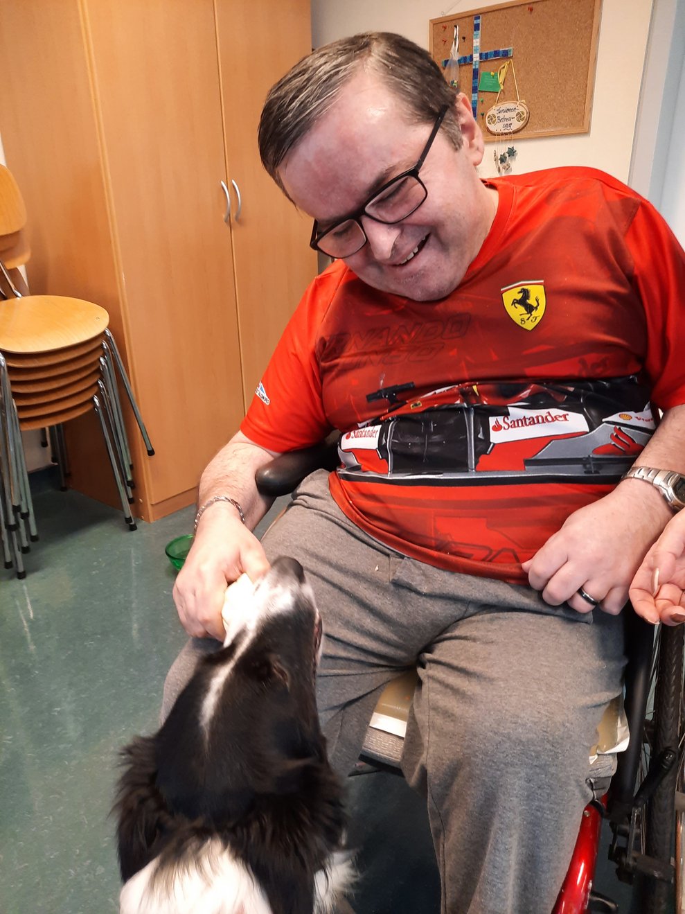 Ein Herr im Rollstuhl mit Hund.