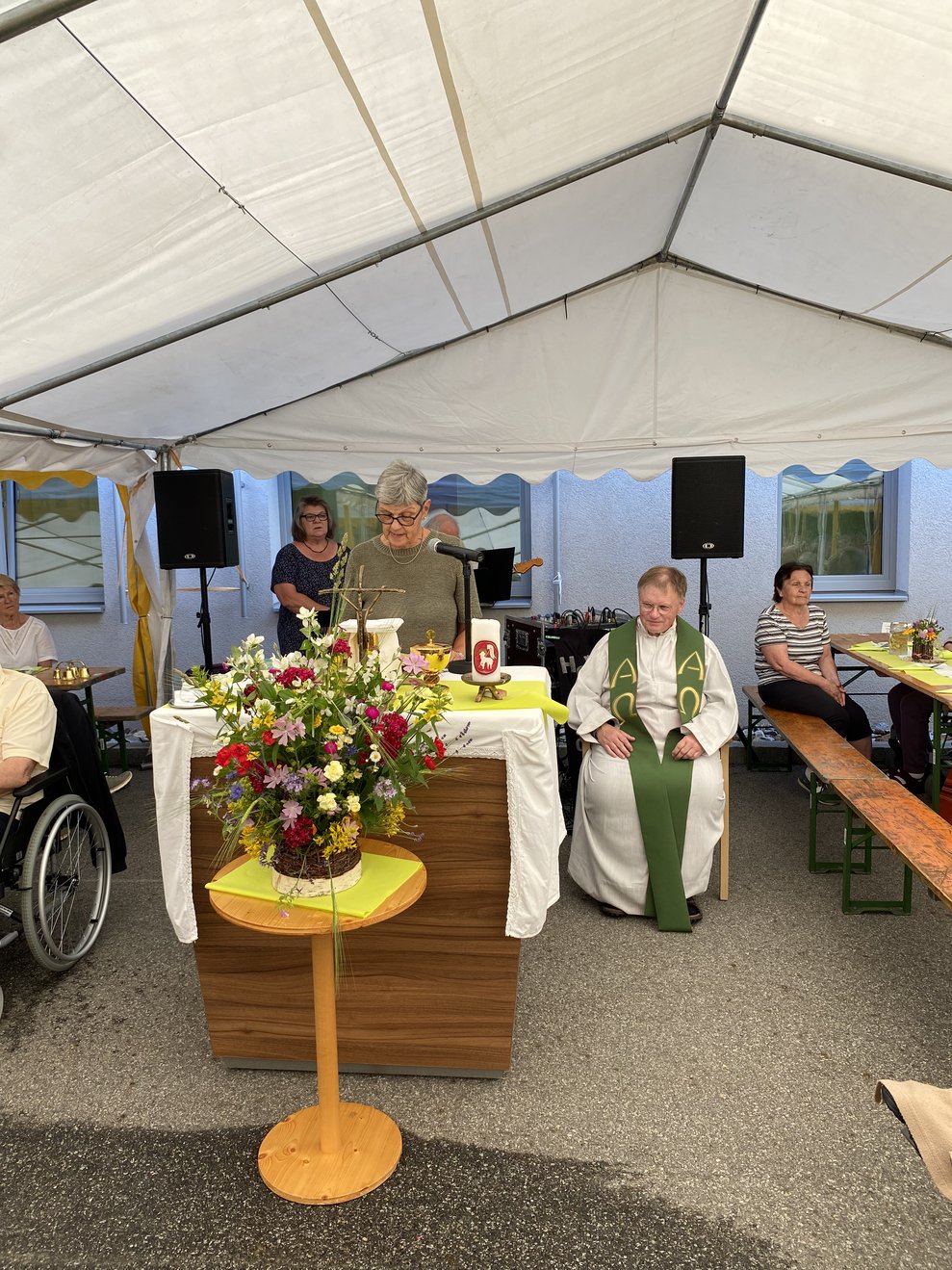 Ehrenamtliche Mitarbeiterin Maria, beim Vorlesen der Fürbitten.