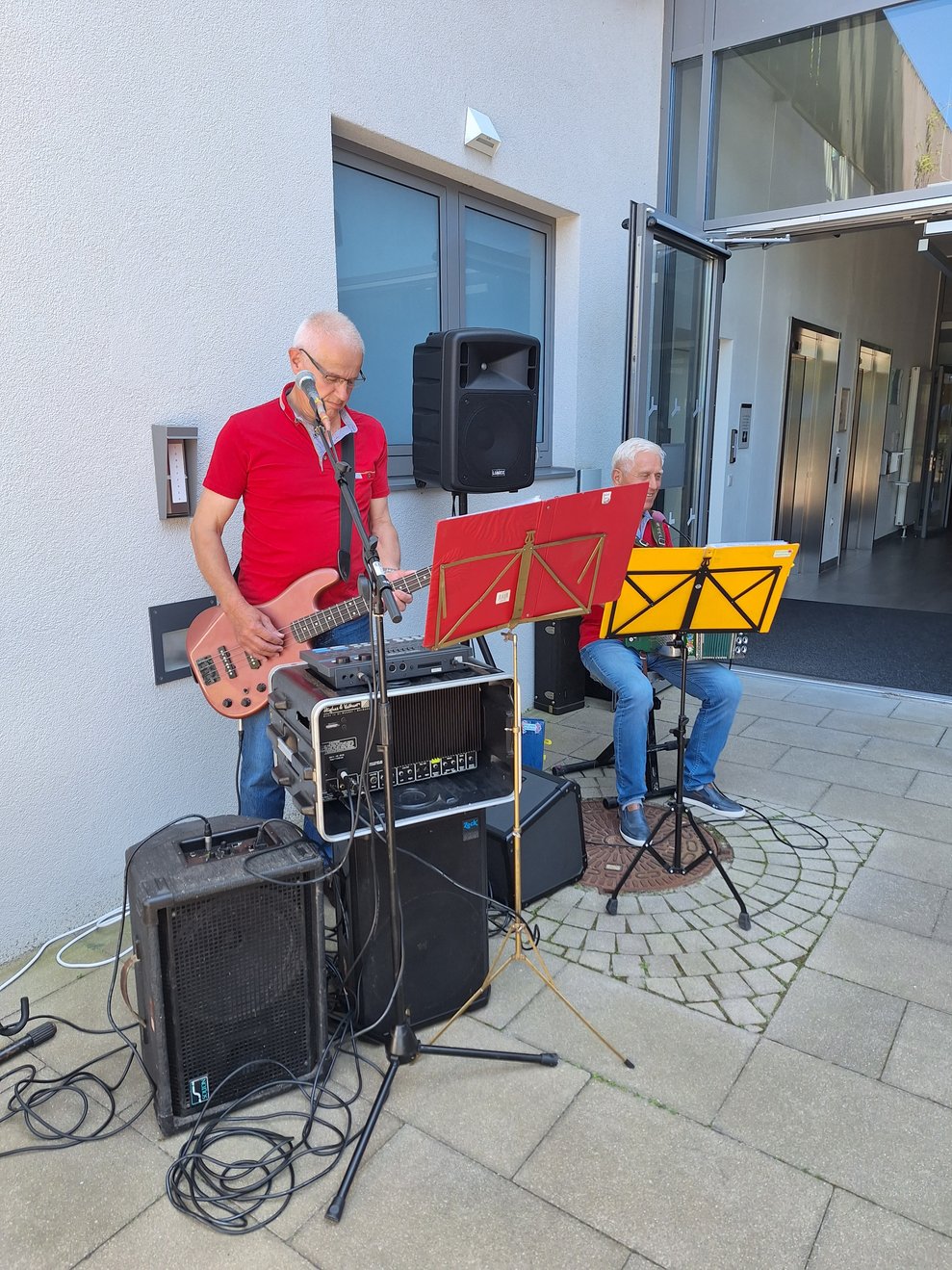 Das "Duo Konlechner" begeistert das Publikum mit jeder Menge bekannter Lieder und Melodien.