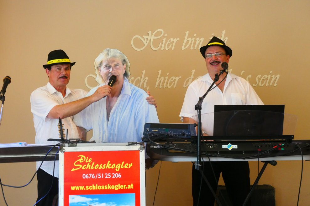 Die Schlosskogler auf der Bühne mit Hansi Hinterseer (aus Pappe).