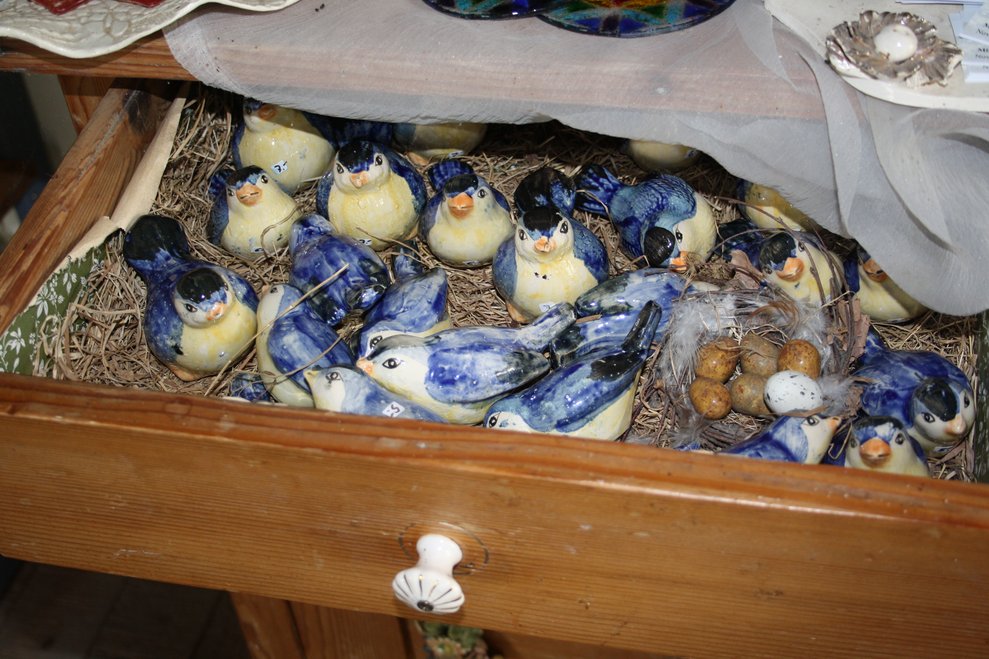 Kunstvögel in einem Nest