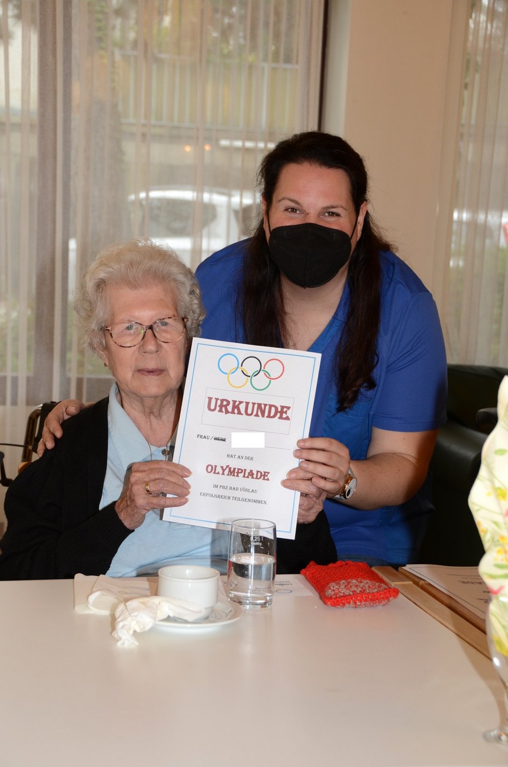 Bewohnerin Frau K. mit Ehrenamt Koordinatorin Martina.
