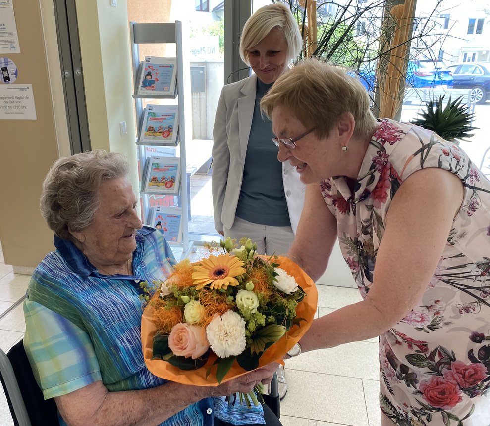 Elisabeth Katzenbeißer überbringt die Glückwünsche der Gemeinde.