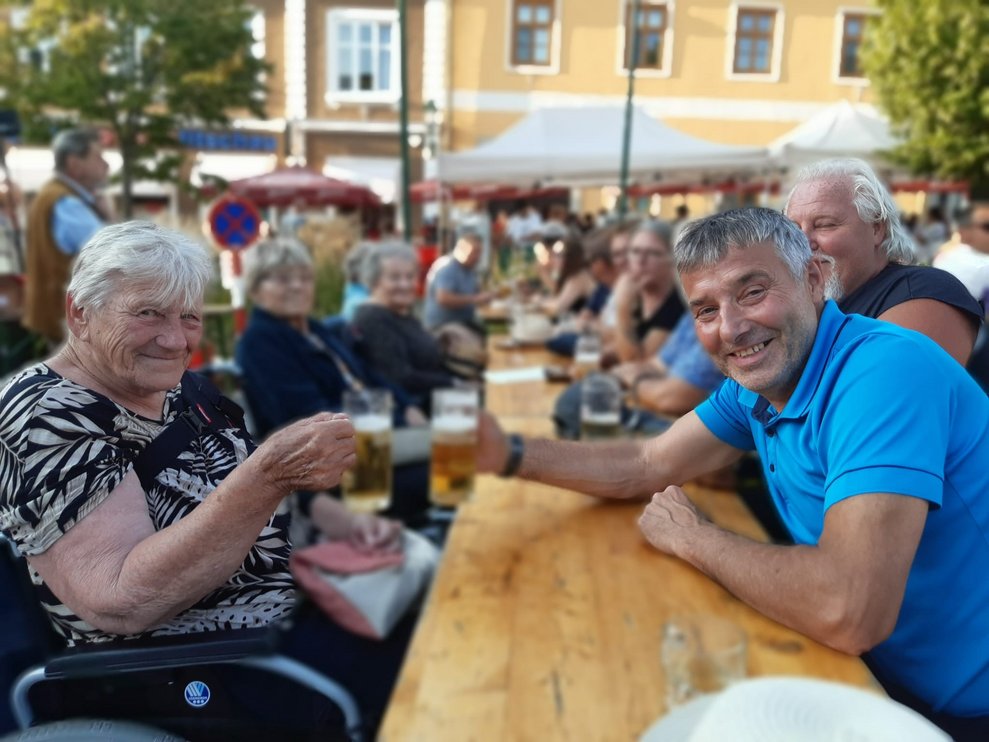 Prost! Auf einige wunderschöne Stunden.