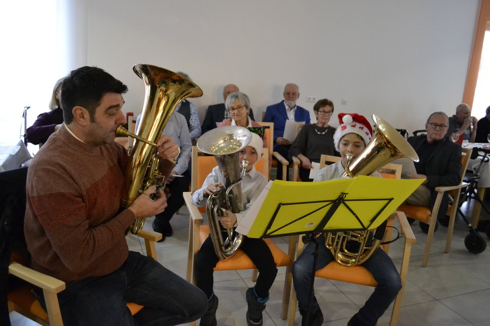 Kinder musizieren