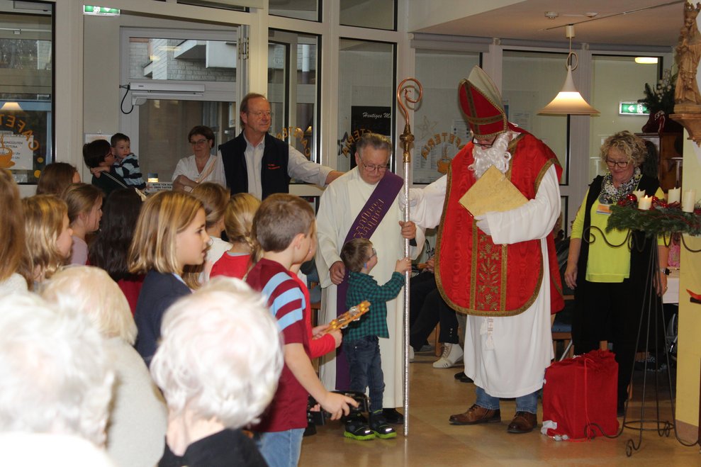 Als der Nikolaus erschien, hatten alle Kinder leuchtende Augen, 
