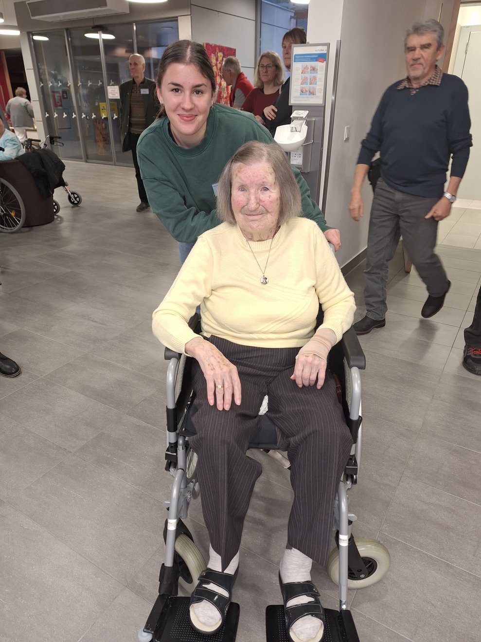 Frau Ziegler dreht eine Runde mit unserer Praktikantin Marie.