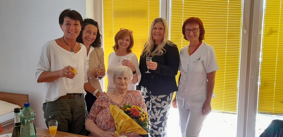 Frau Maria Kranawetter im Kreis der Gratulantinnen.