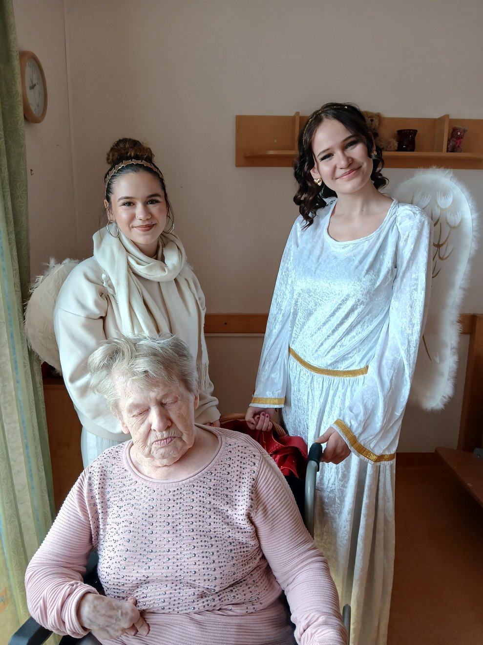 "Christkinderl" mit Bewohnerin