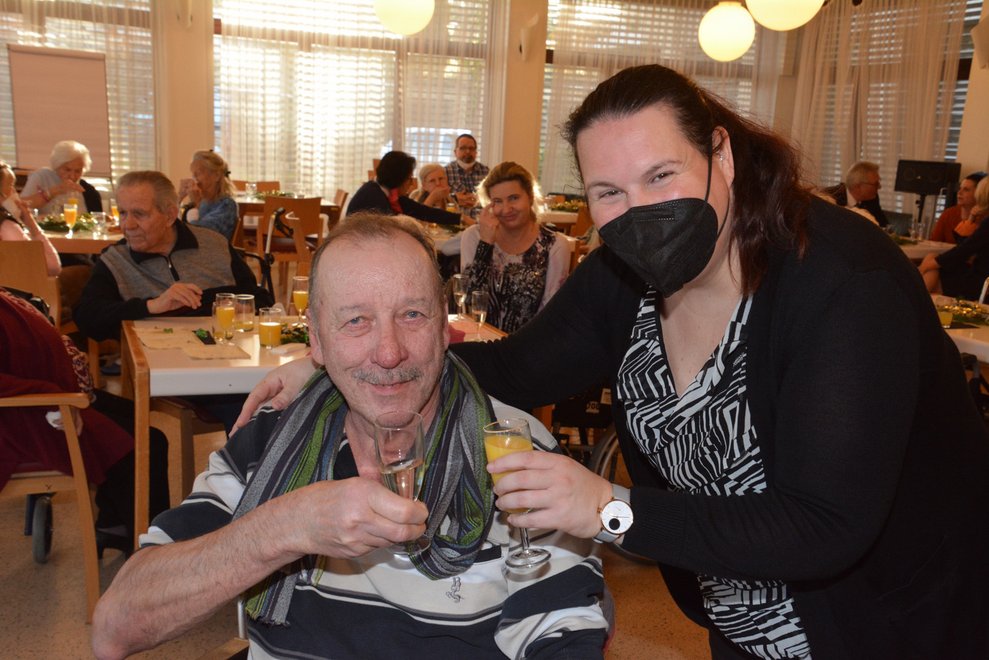 Prosit Neujahr! Gemeinsam wurde mit den BewohnerInnen aufs neue Jahr angestoßen. 