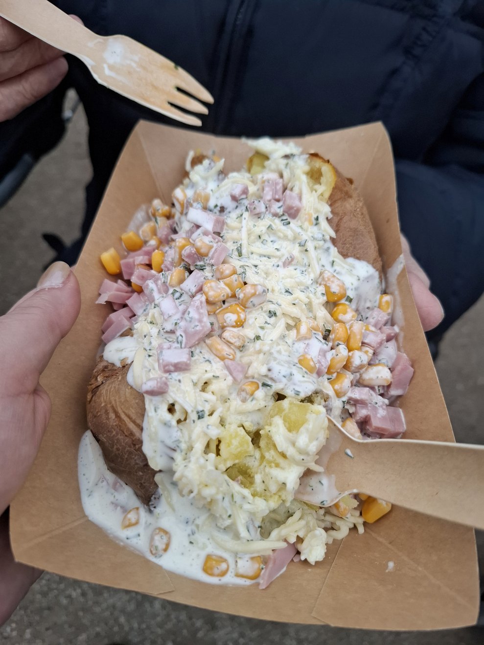 Bei Glühwein und Punsch wärmten wir uns in der winterlichen Atmosphäre und genossen kulinarische Highlights wie heiße Bratkartoffeln mit Schinken und Käse.