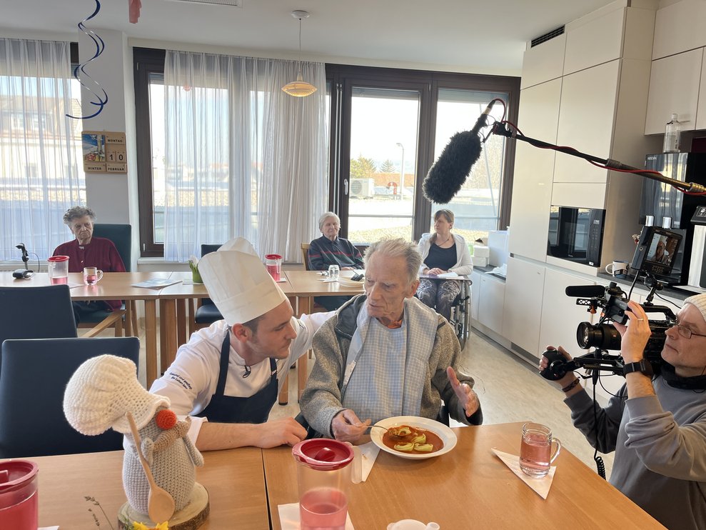 Thomas Hauk mit Bewohner