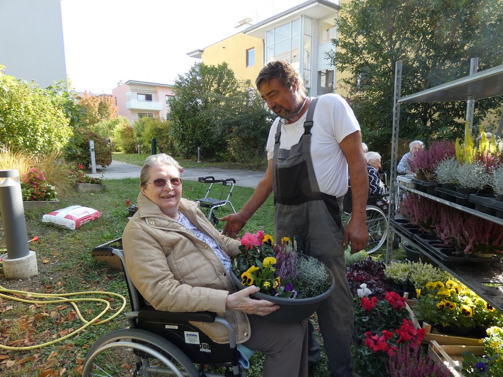 Kollege Gerald mit Bewohnerin