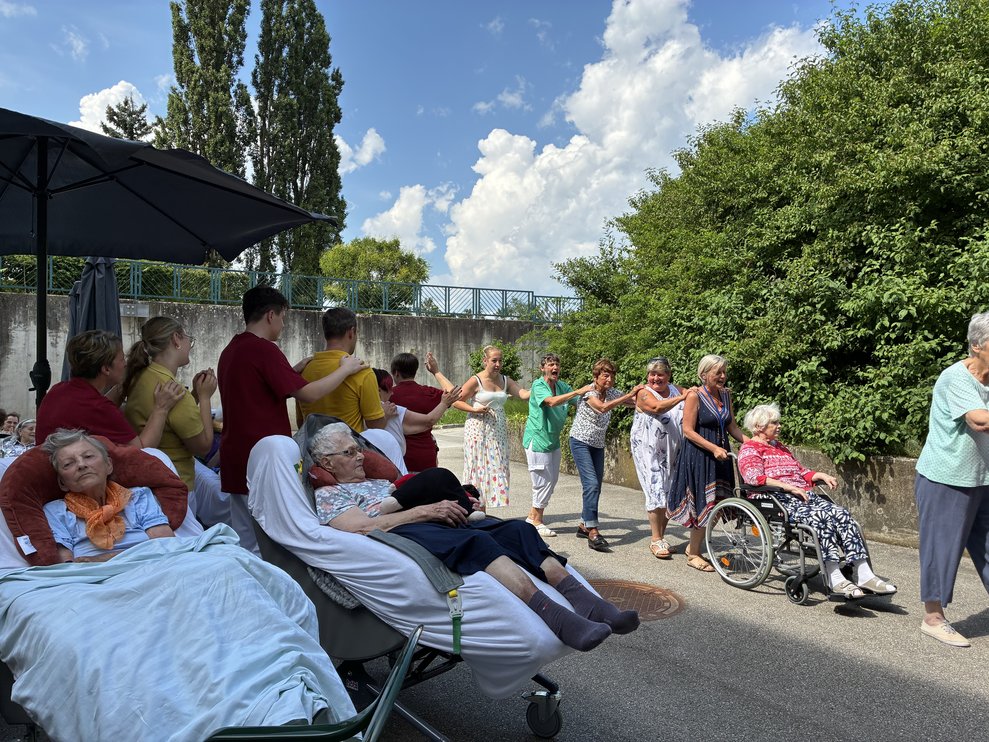 alte Leute feiern