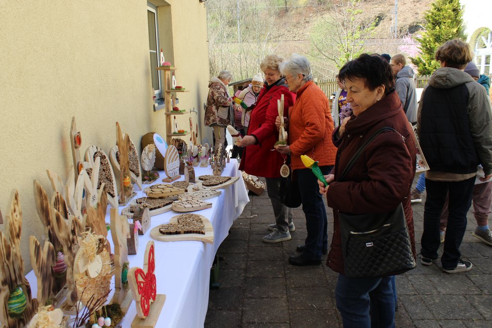 Besucherinnen bei einer Frühlingsausstellung