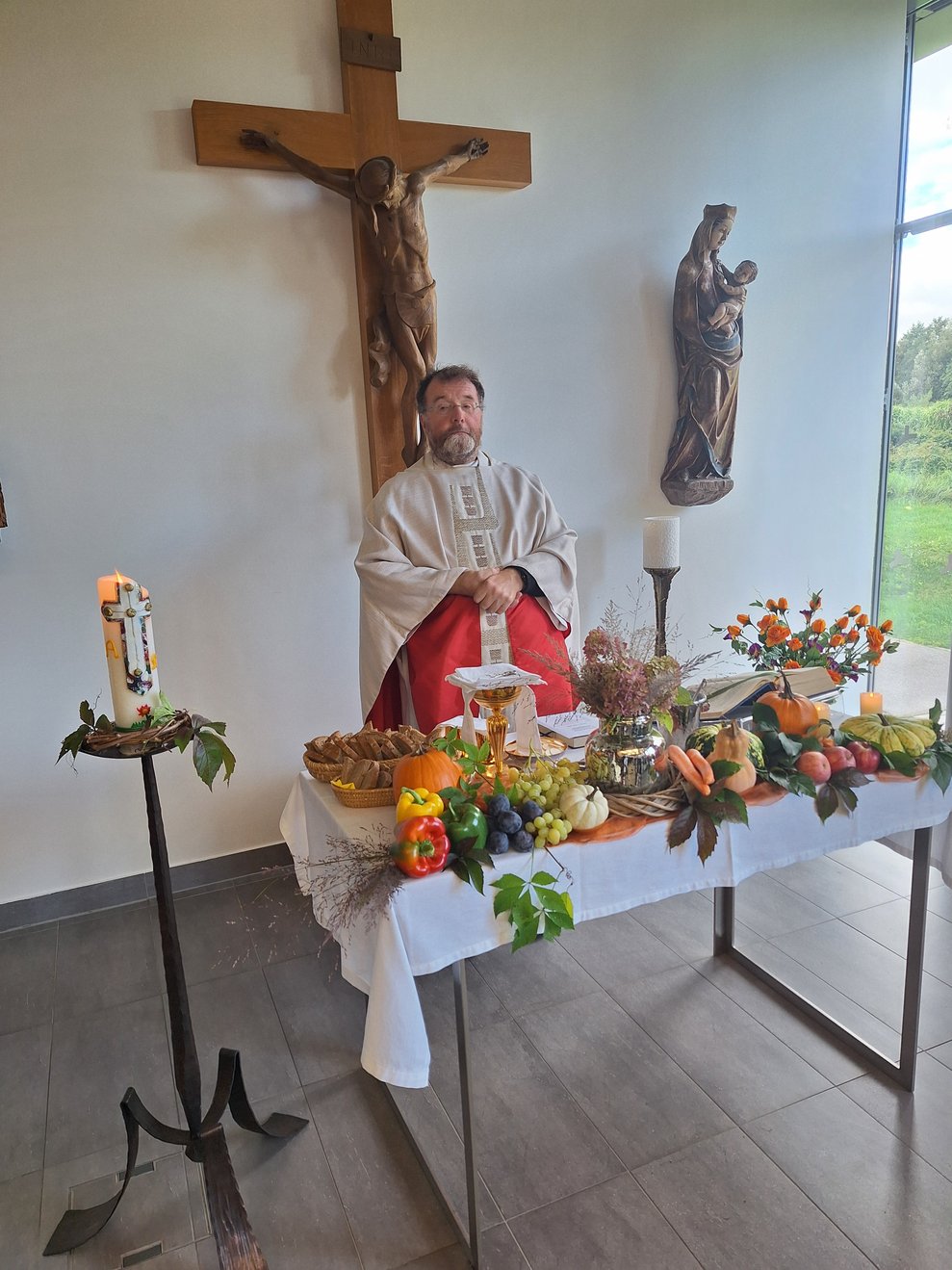 Der feierliche Gottesdienst wird in bewährter Weise von Hrn. Pfarrer Mag. Ulrich Dambeck zelebriert.