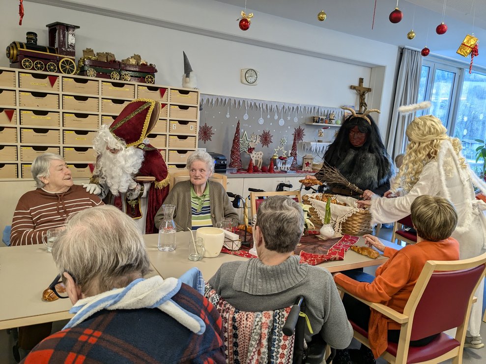 Nikolo, Krampus und Christkind verteilen die süßen Krampusse aus Germteig.