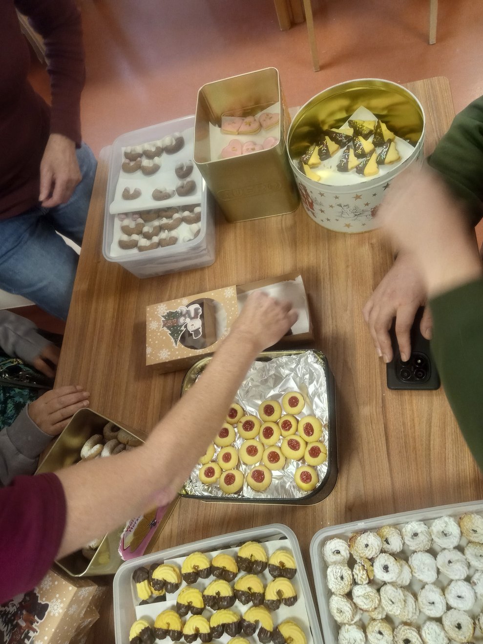 Unsere Kekserlproduktion hat die Endphase erreicht. Es wird nun noch alles schön weihnachtlich verpackt. Der Adventmarkt kann kommen, wir sind startklar!