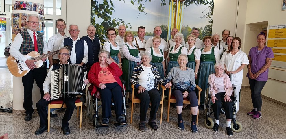 MitgliederInnen der Volkstanzgruppe Rosenburg/Mold mit Bewohnerinnen und zwei Alltagsbegleiterinnen.