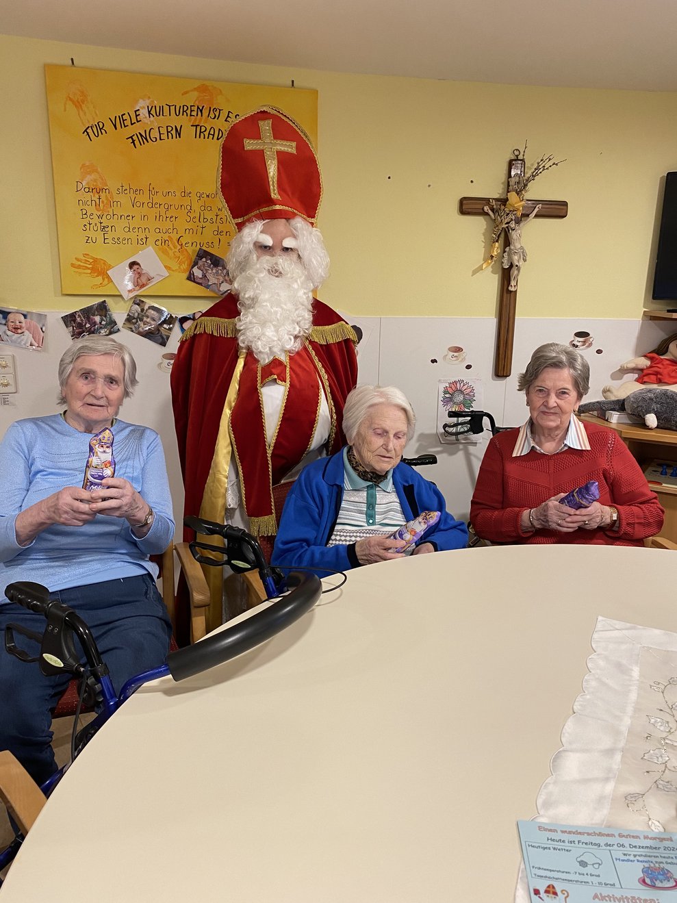 der Nikolaus zieht heute durch unser Haus