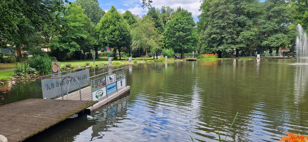 Auf diesem Floß wollen wir mit vereinten Kräften den Teich überqueren.