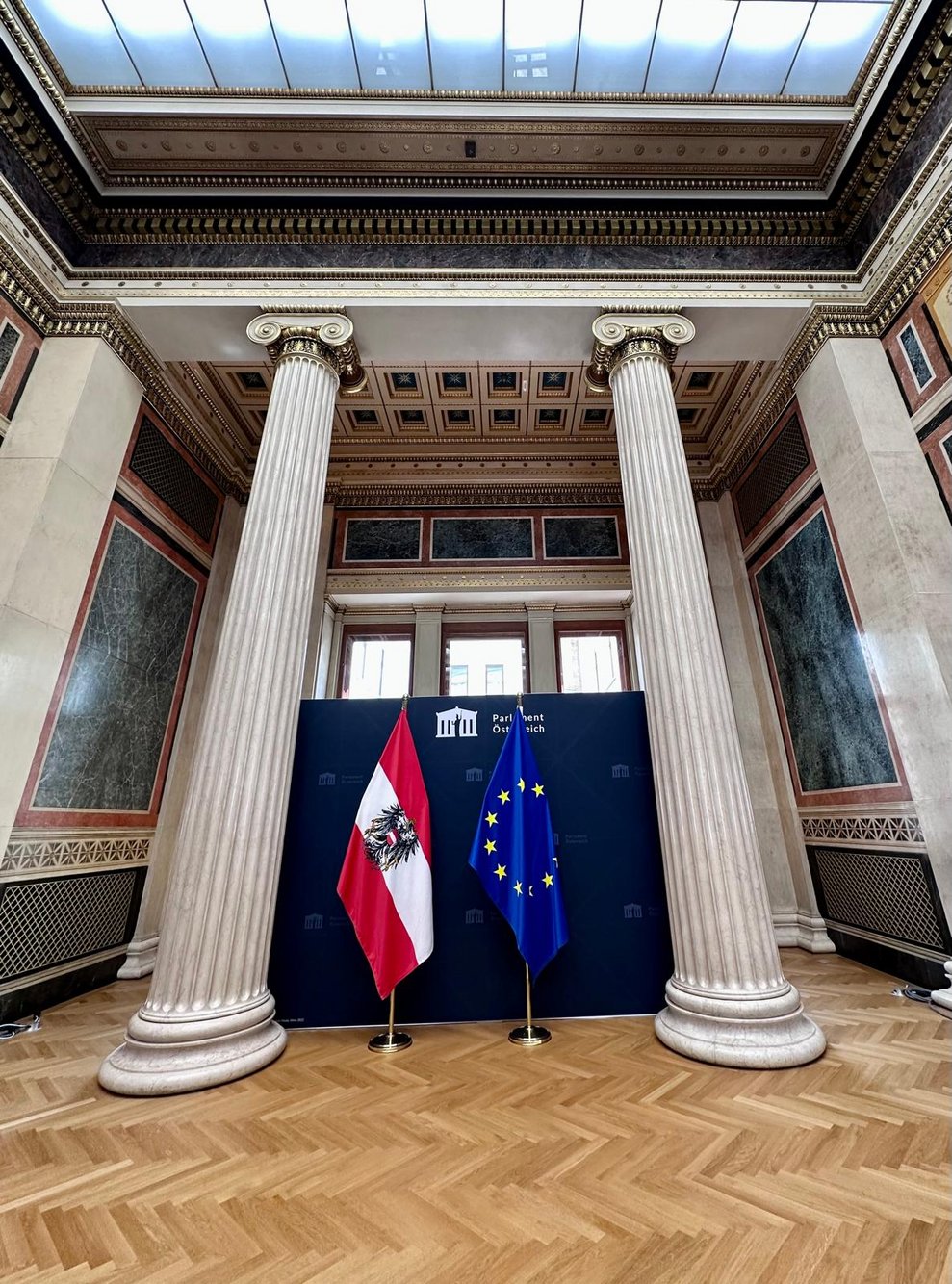 Säulen und dazwischen Österreich und Europa Flaggen