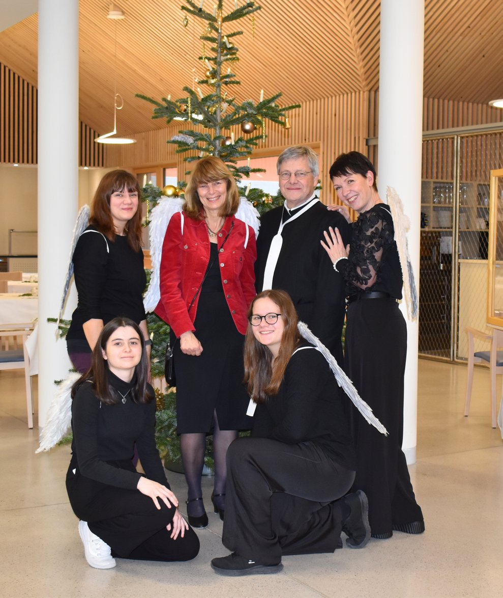 Weihnachtsengel mit Stadtpfarrer Stefan Koller