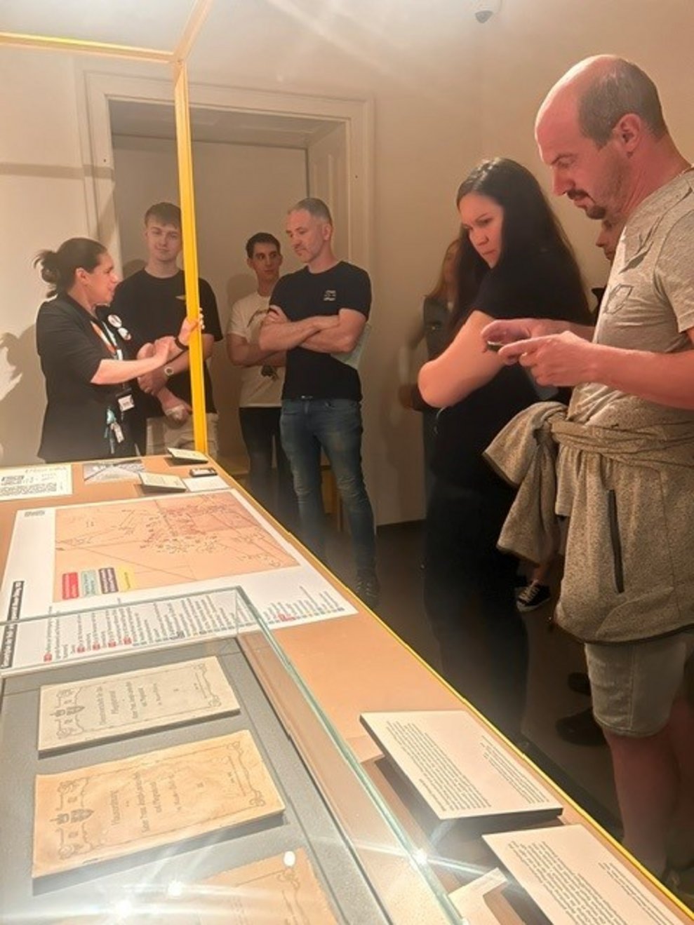 mehrere Personen vor Ausstellungsstücken