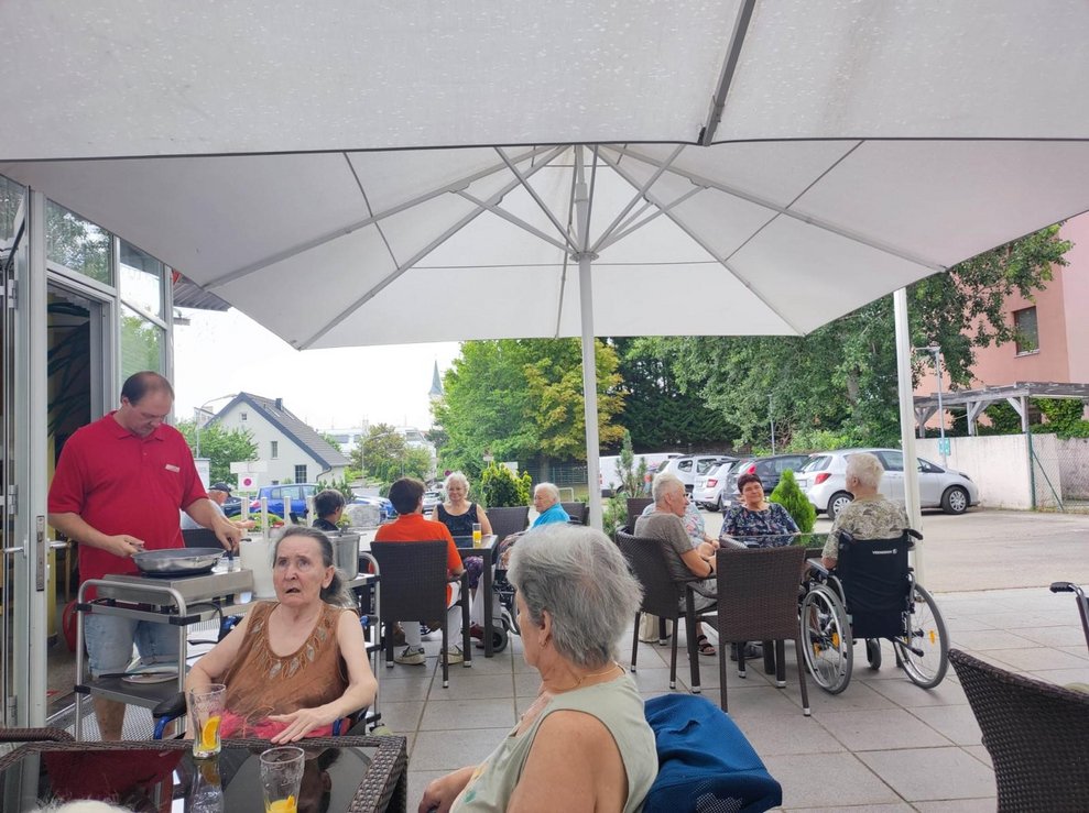 Menschen auf Terrasse