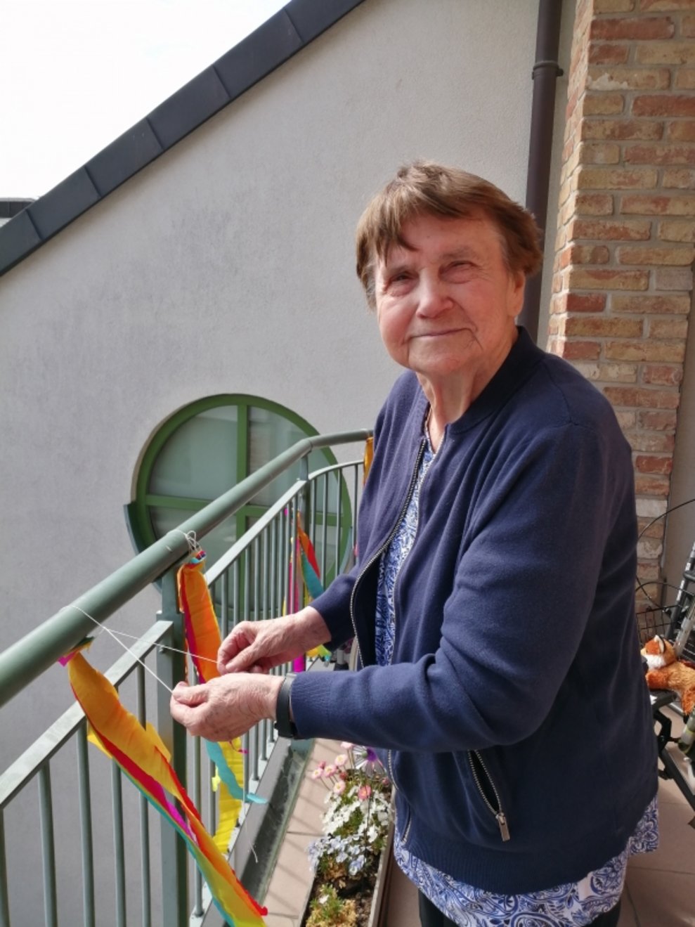 Eine Bewohnerin am Balkon.
