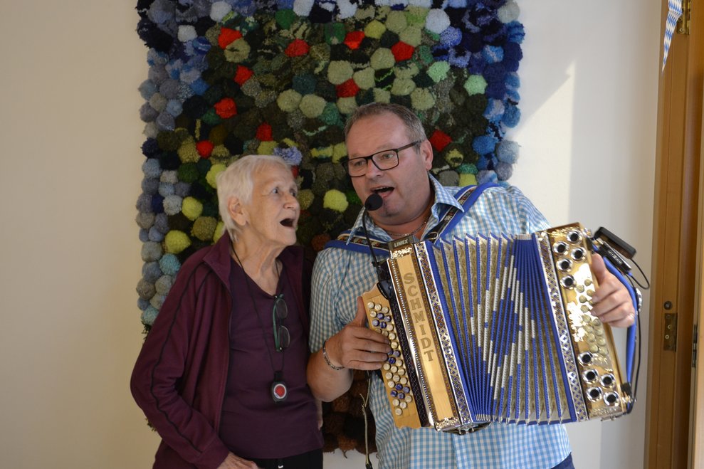 Frau und Mann singen