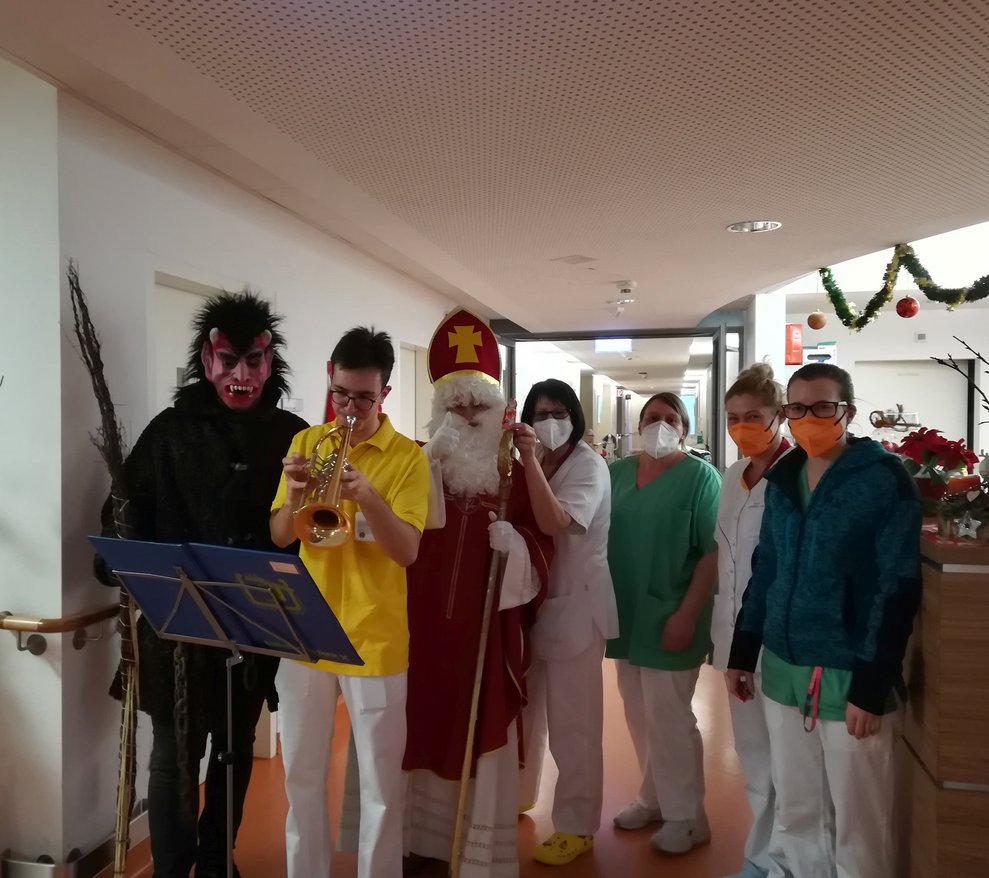 Am Wohnbereich Sonne werden Nikolaus und Krampus ebenfalls herzlich empfangen.