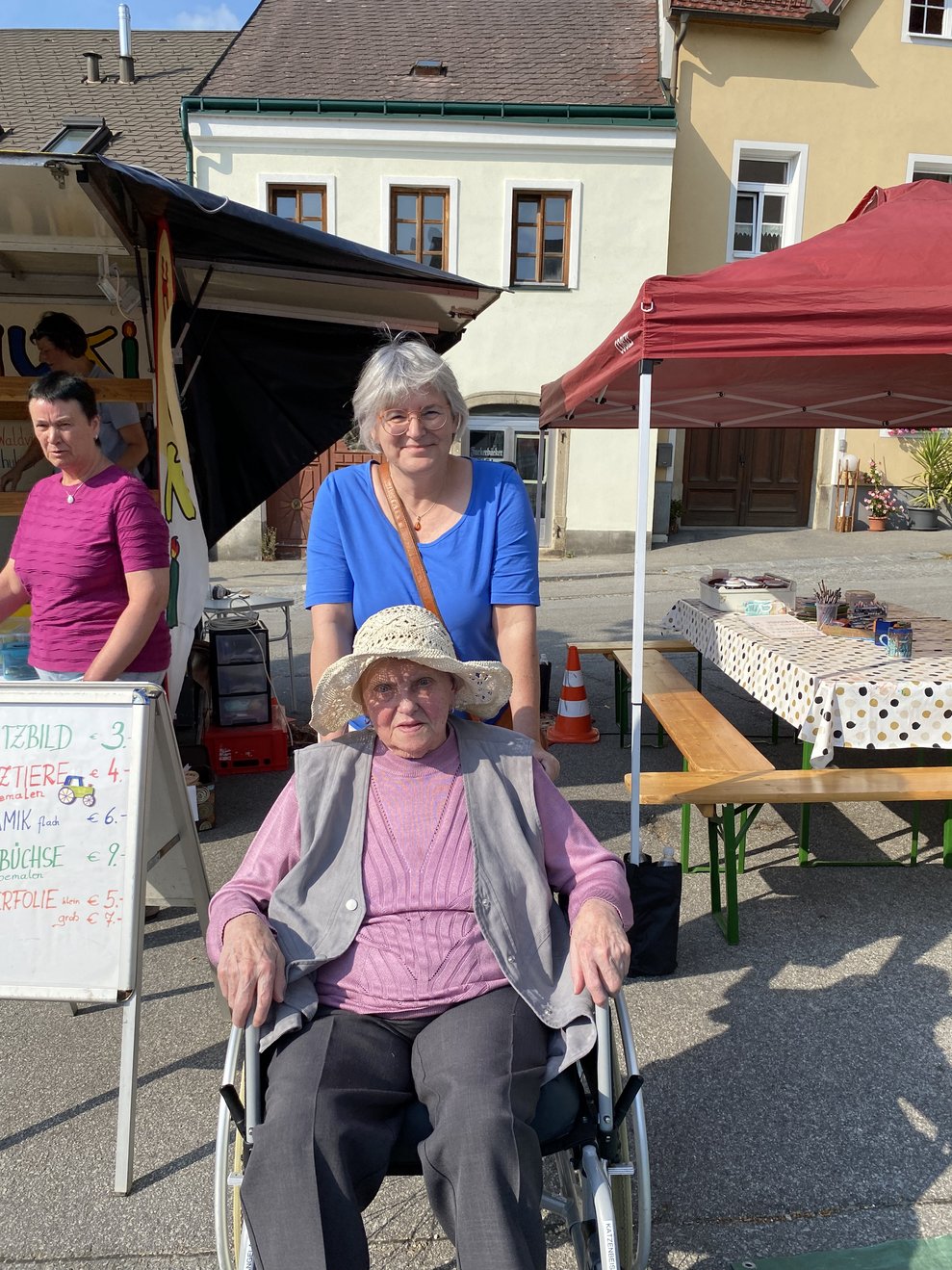 Direktorin Wingelhofer chauffiert Fr. Katzenbeißer.