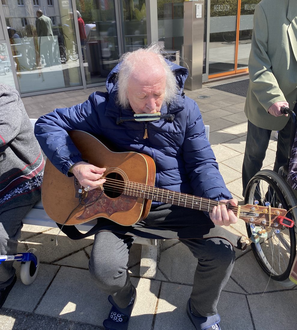 Hr. Cermark alias Zappa spielt beim Maibaumaufstellen auf.