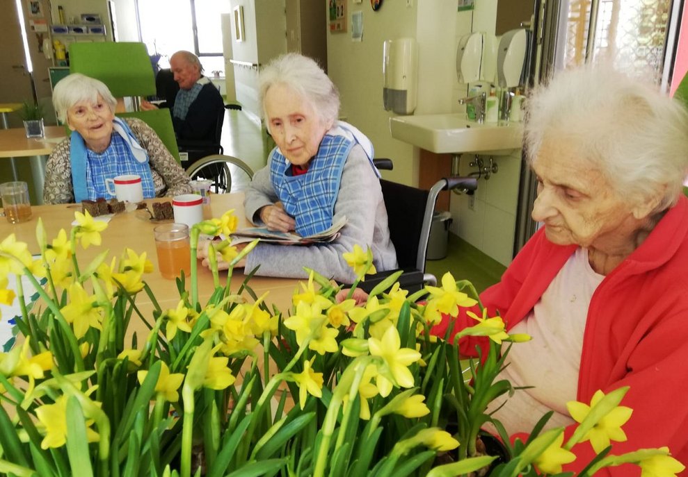 Bewohnerinnen und Blumen.