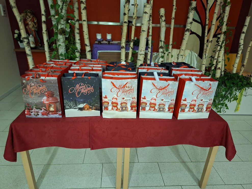 Die Weihnachtsgeschenke wurden mit unseren Bewohnerinnen und Bewohnern gemacht.