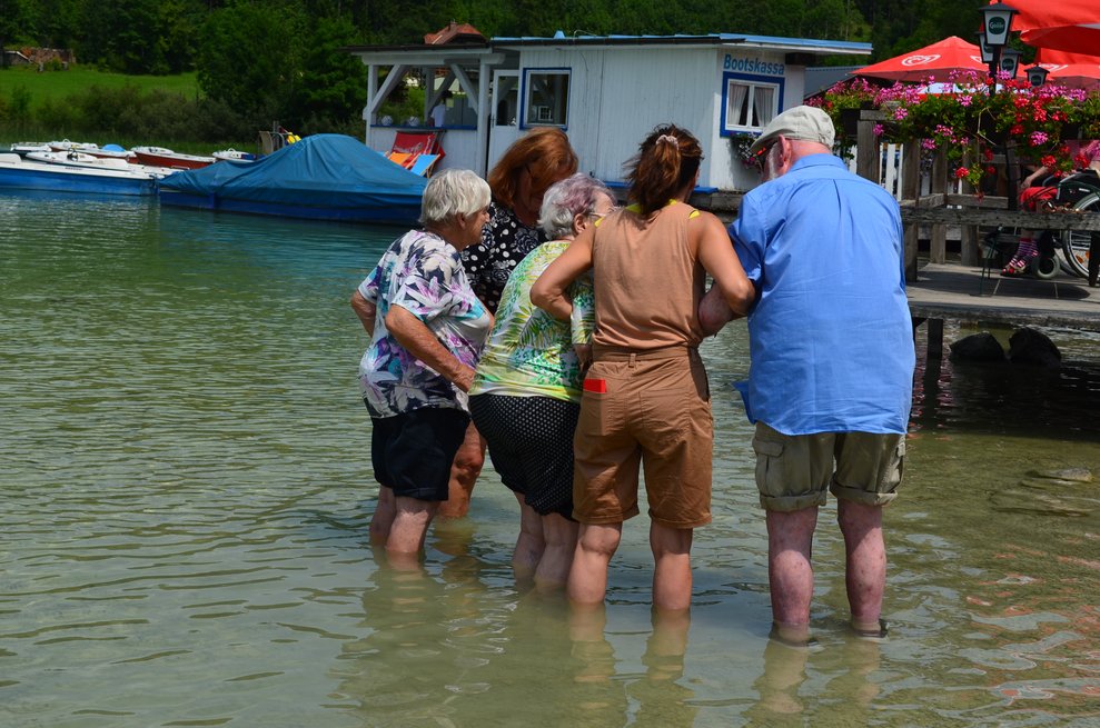Bewohner gehen durchs Wasser
