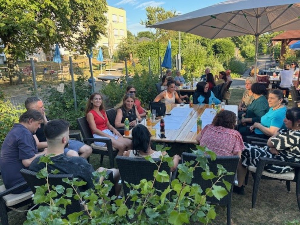 einige Mitarbeiterinnen und Angehörige beim Fest im Garten