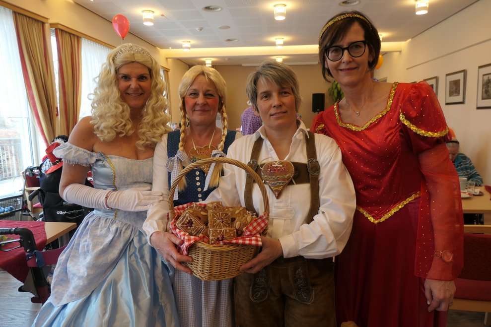 Die Direktorinnen als Prinzessin verkleidet, und 2 Damen als Hänsel und Gretl.