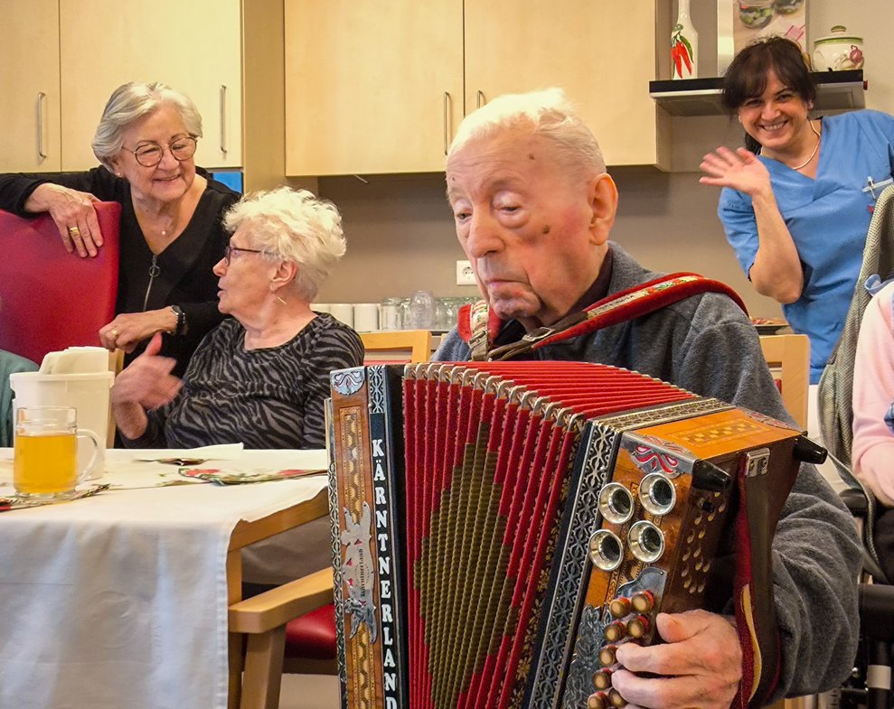Ein Herr spielt mit der Ziehharmonika.