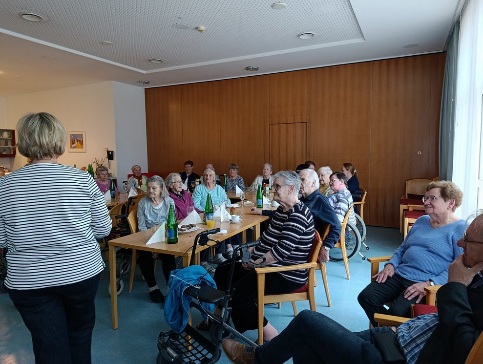 Viele BewohnerInnen bei der BewohnerInnenbesprechung. Frau redet.