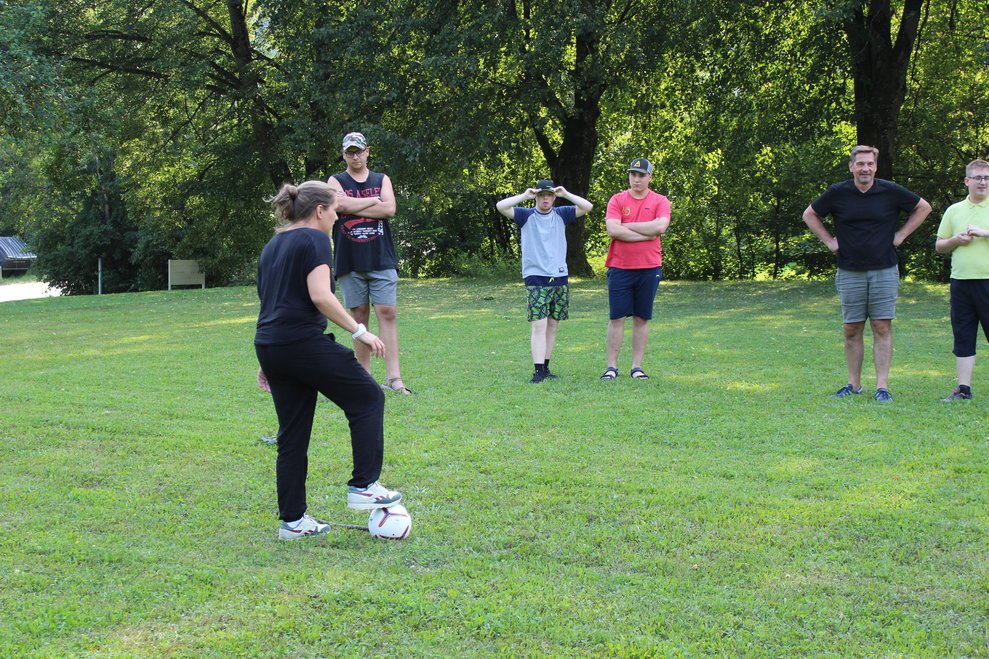 Mehrere Personen diskutieren die Regeln für das Fußballspiel.