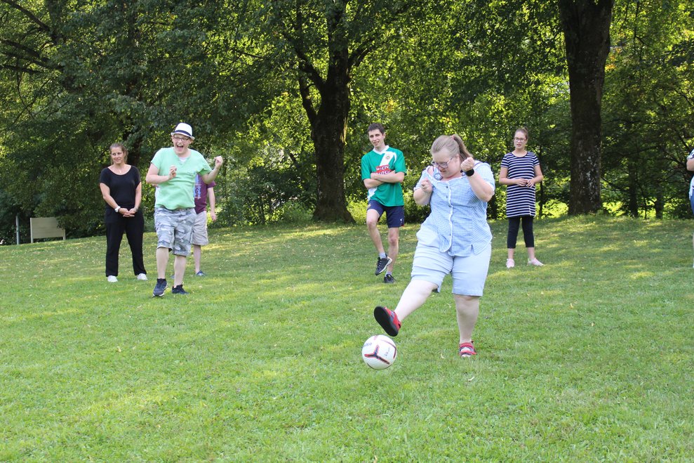Eine Person schießt den Ball.