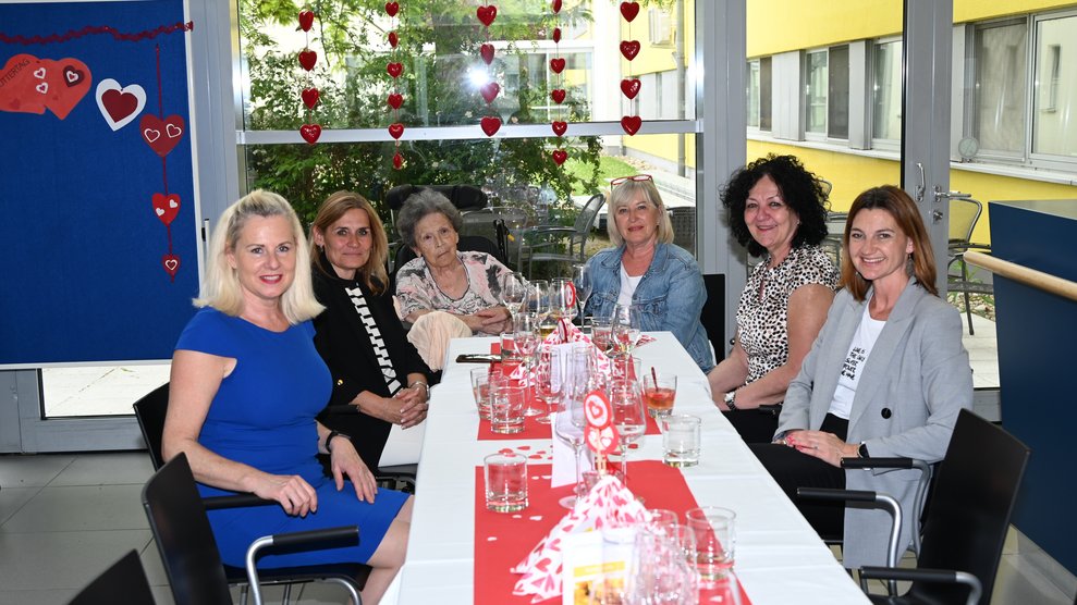 Frau Dir. Grötzl, Birgit Petross, PBL Barbara Hagenhofer, Susanne Byslovsky, Bewohnerin und Angehörigen.